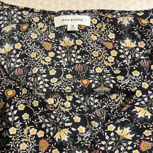 Size M floral blouse - Picture 2 of 2